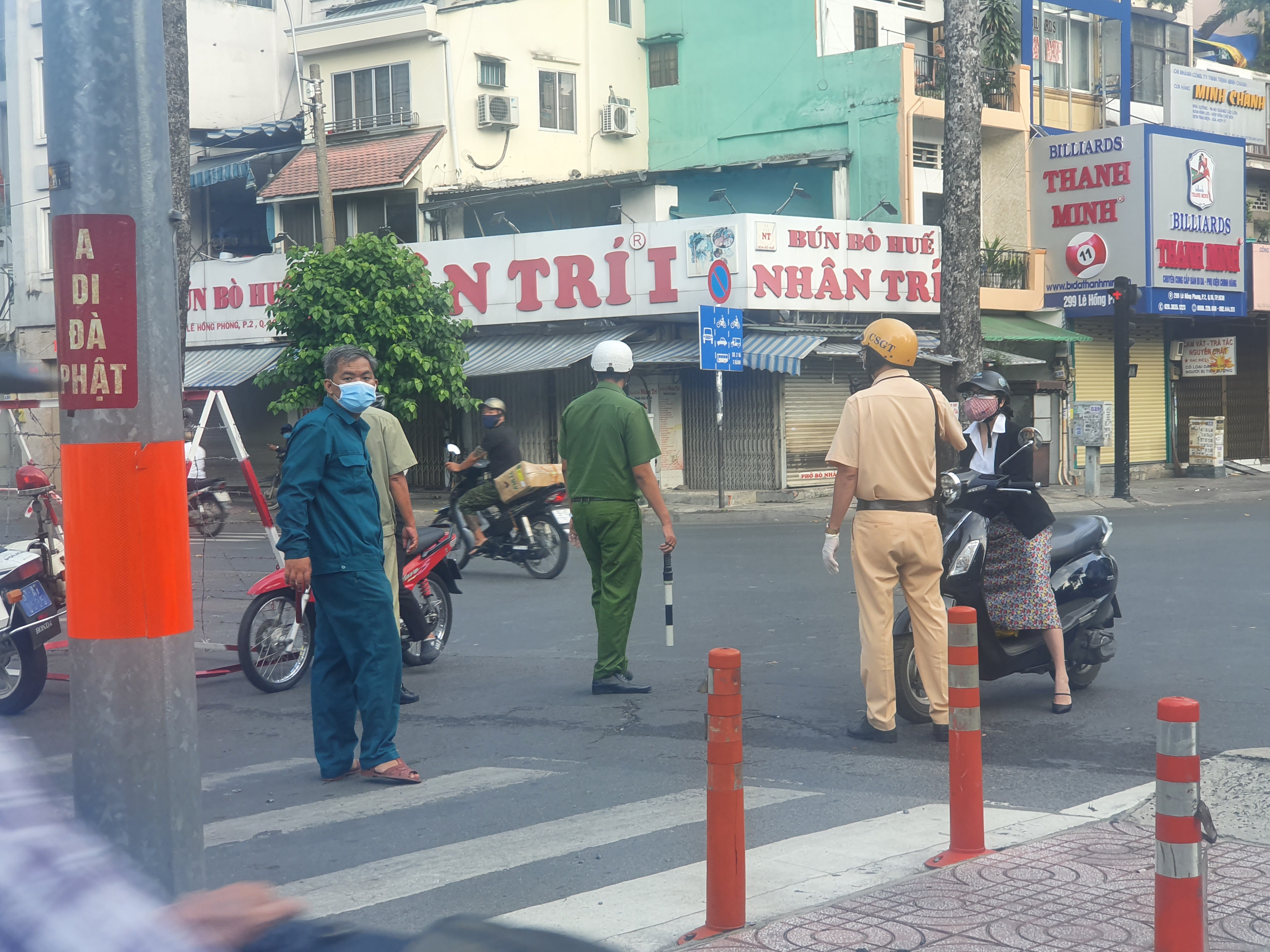 Để hạn chế người dân ra đường khi công có việc thực sự cần thiết, lực lượng Công an, dân quân tự vệ được huy động kiểm soát chặt chẽ tại các chốt trên đường