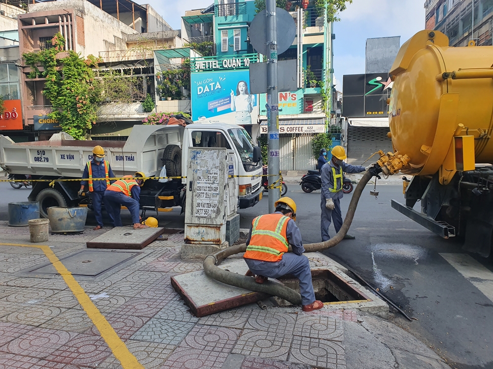 Các công nhân được huy động làm việc tại những “điểm nóng” có nguy cơ ngập lụt cao. Họ tổ chức hút bùn, khơi thông hệ thống cống thoát nước.