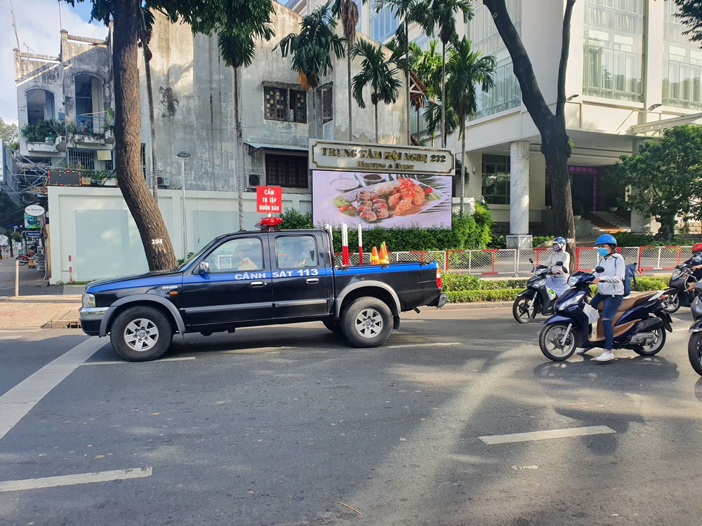 Kết hợp với xe Cảnh sát đi tuần tra