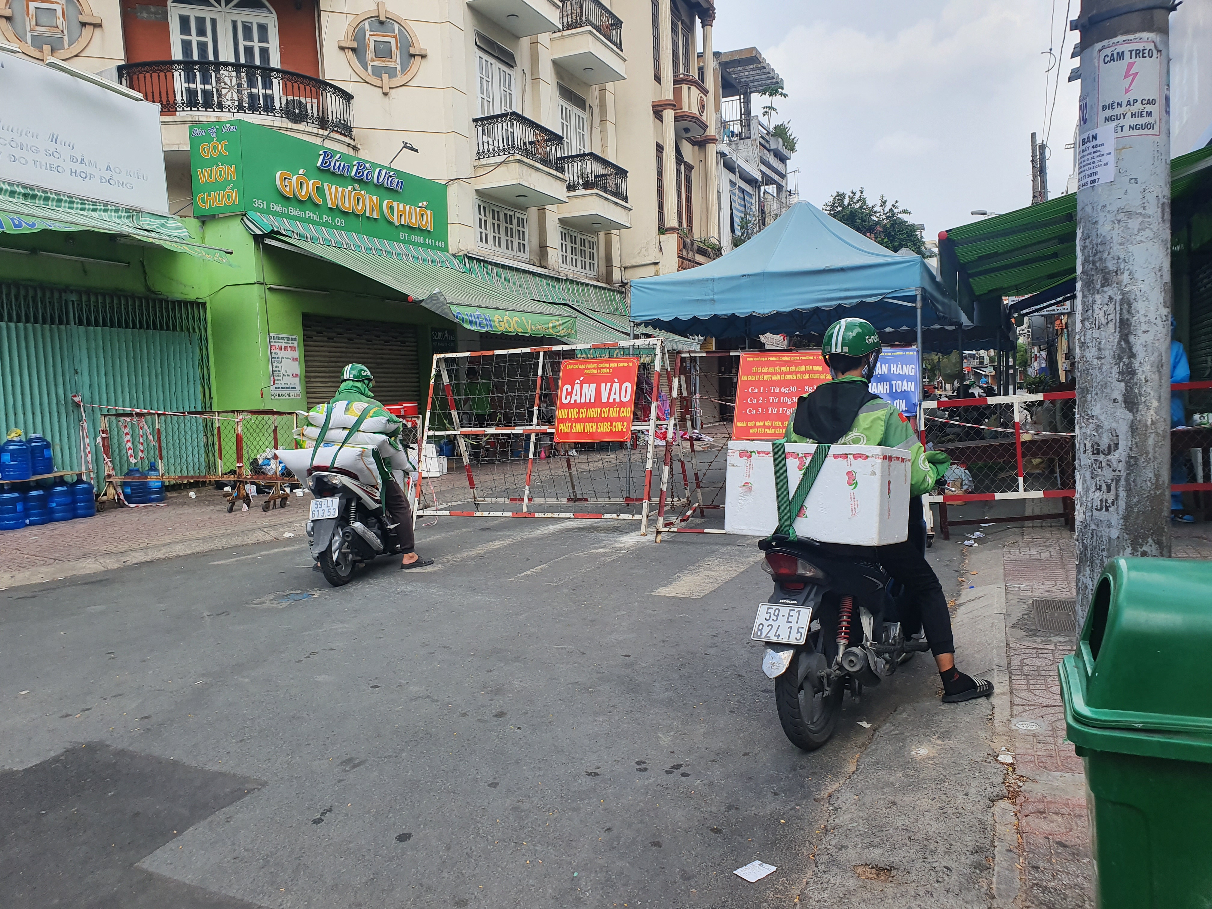 Đội ngũ Shipper làm việc cật lực để giao hàng.