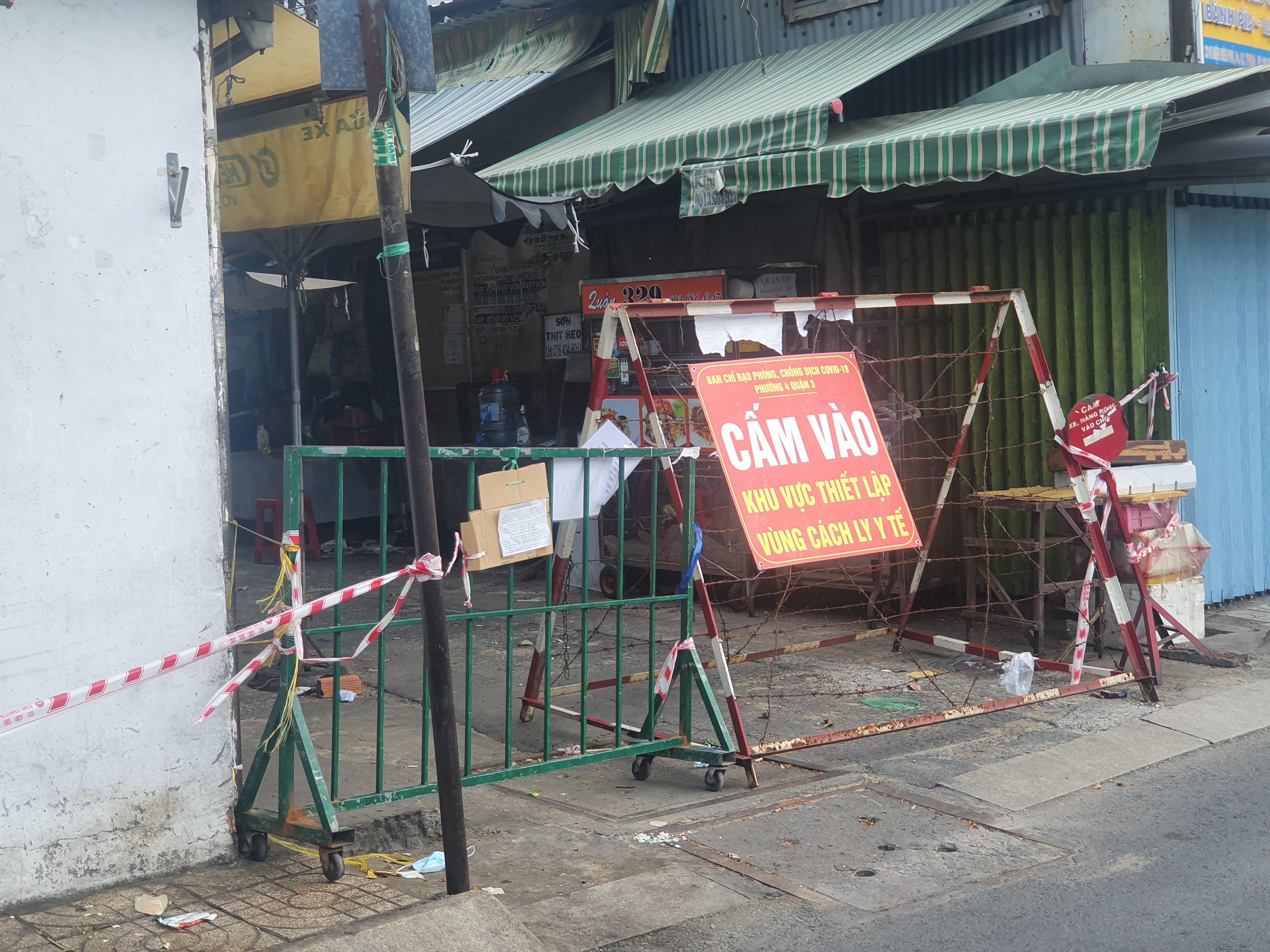 Hàng rào phong tỏa được lập ở khắp nơi để ngăn chặn đại dịch Covid-19 lây lan…