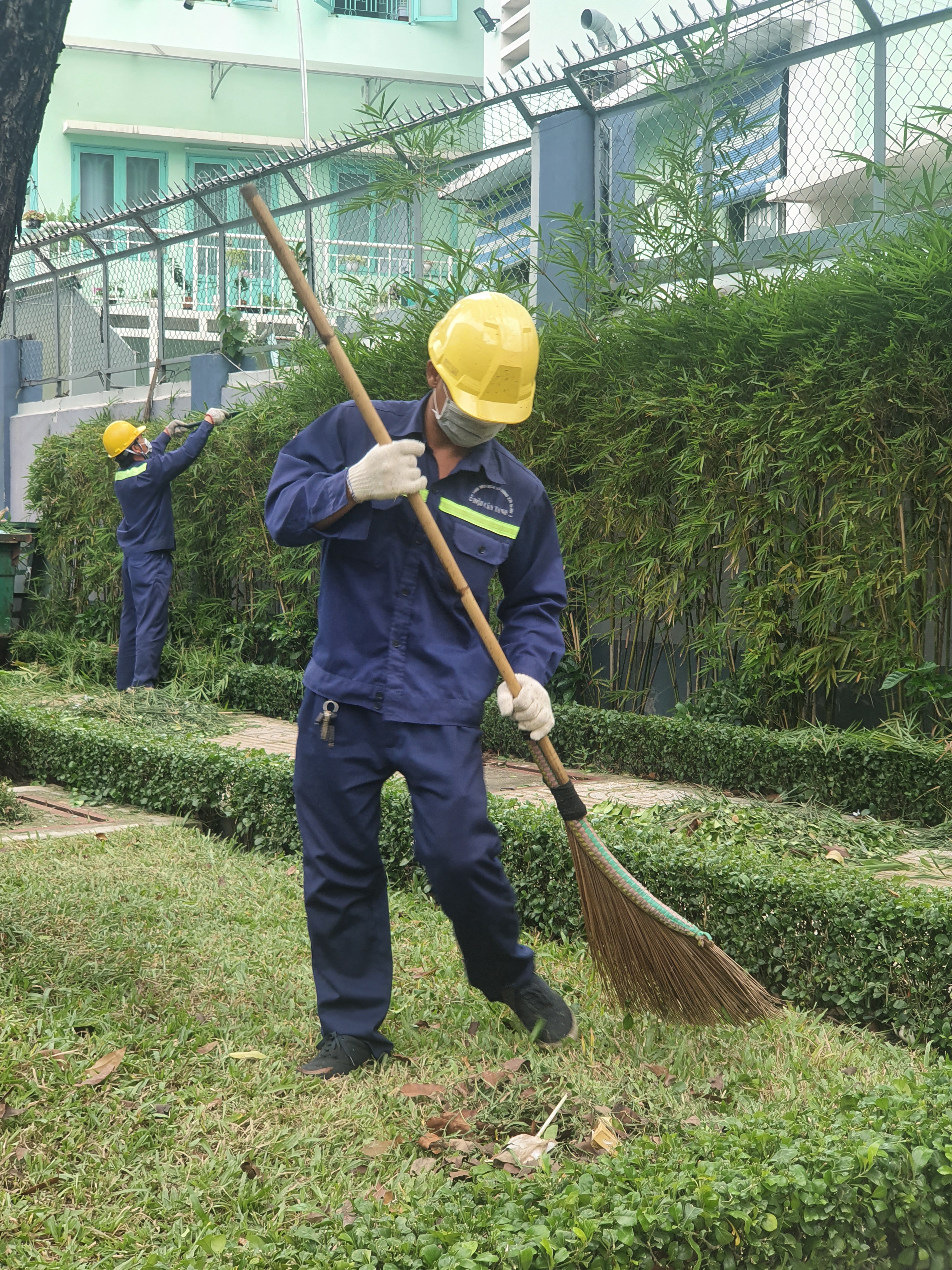 Anh Nguyễn Chí Thành, Công ty Công ích quận 3 cho biết: Cái đẹp là biểu hiện sinh động của tinh thần lạc quan. Càng gian nan, thử thách bởi dịch bệnh, thành phố càng phải đẹp, để người dân lạc quan chống dịch thành công.