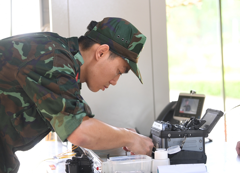 Đấu nối và hàn các sợi cáp quang trong thời gian ngắn.