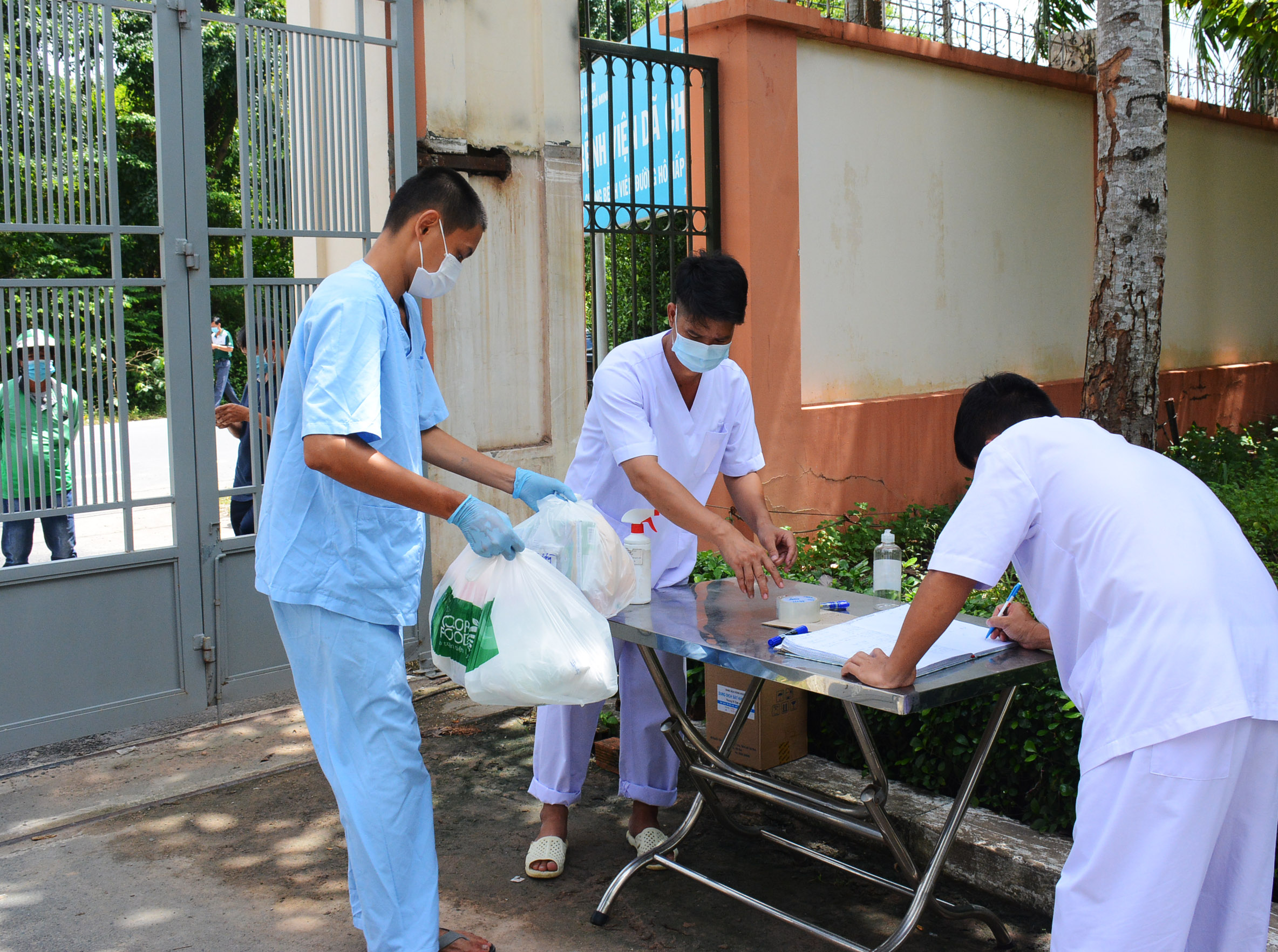 Đồng đội trong Bệnh viện dã chiến Củ Chi