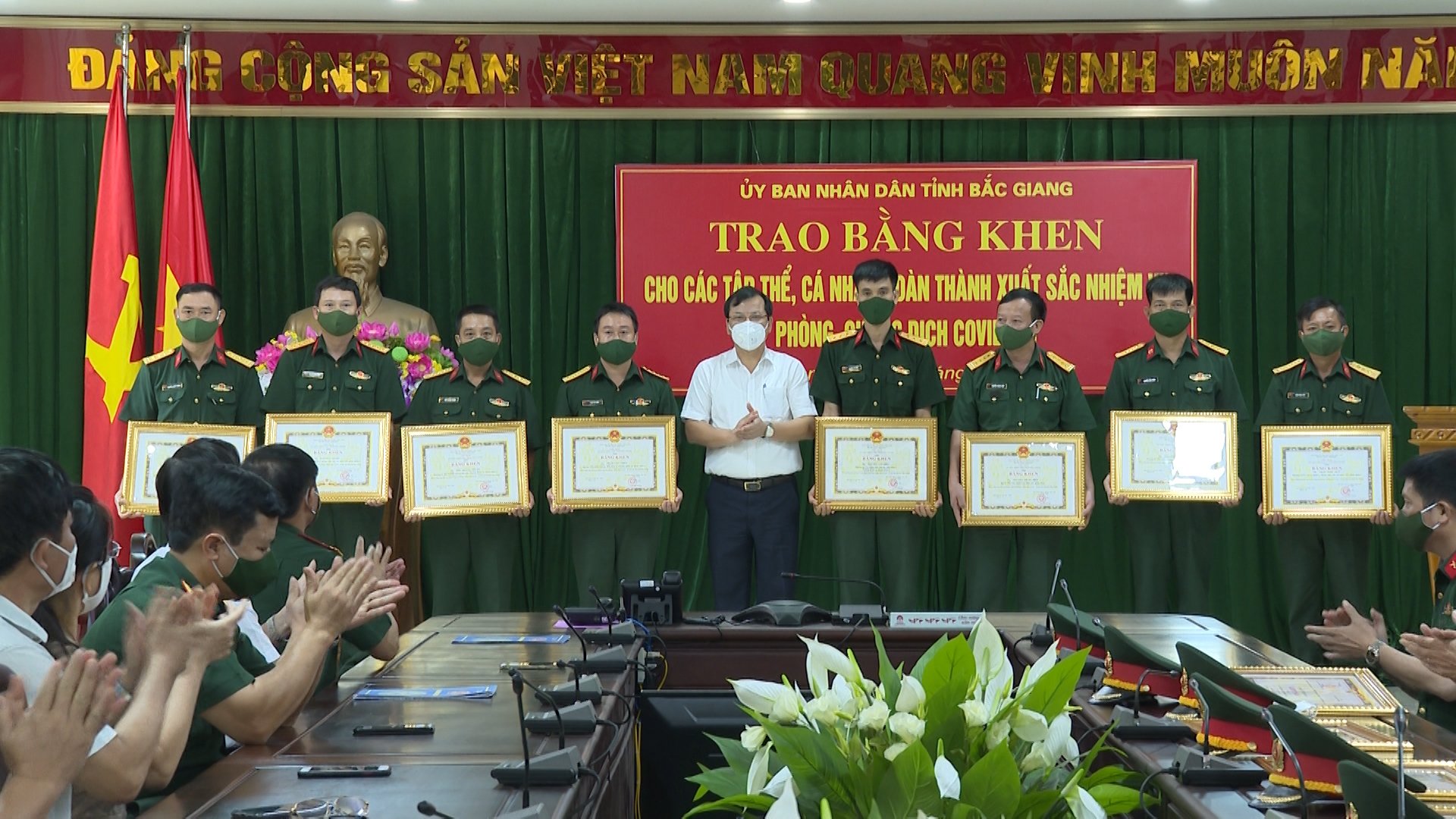 UBND tỉnh Bắc Giang khen thưởng tập thể, cá nhân trong tham gia phòng, chống dịch Covid-19

