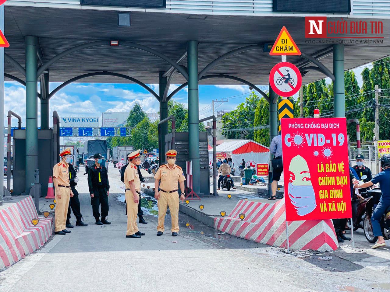 Cán bộ, chiến sĩ Công an liên tục bám chốt trực kiểm soát.