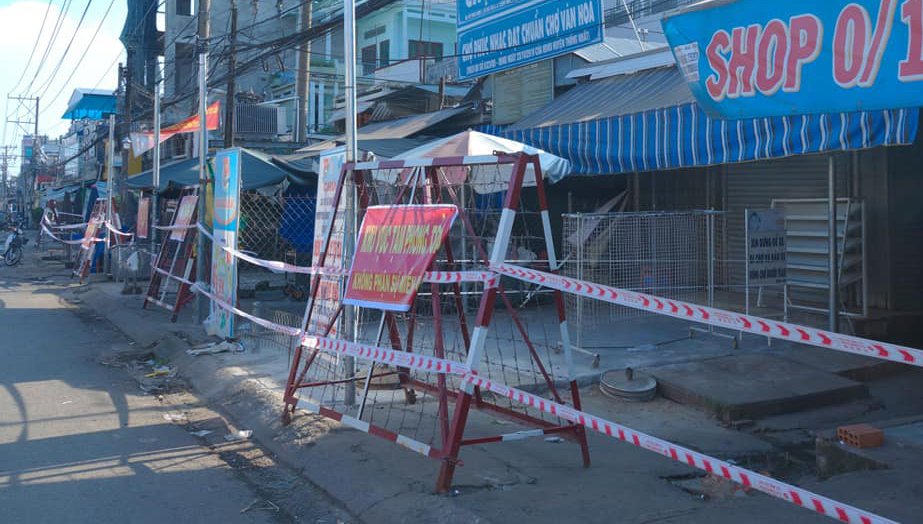 Hàng quán đồng loạt đóng cửa.