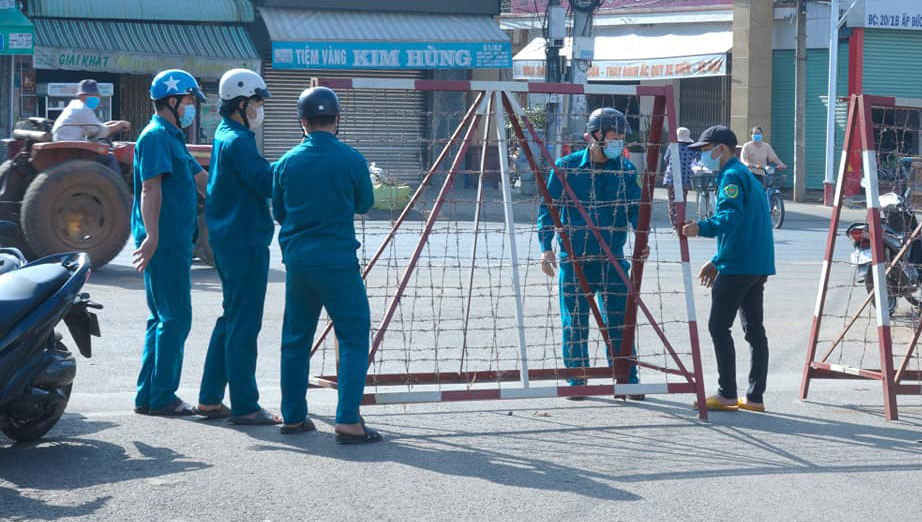 Lực lượng dân quân làm nhiệm vụ suốt ngày đêm tại các khu phong tỏa.