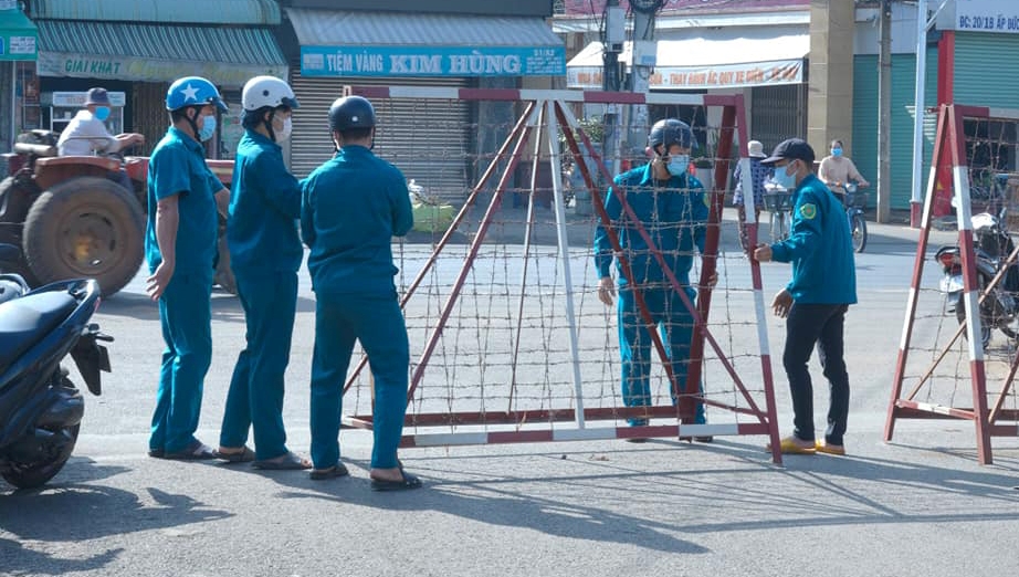 Lực lượng dân quân làm nhiệm vụ suốt ngày đêm tại các khu phong tỏa.