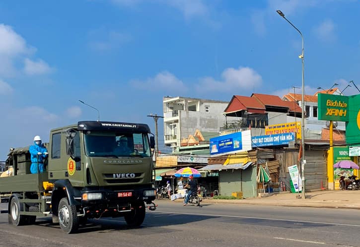 Bộ đội Hóa học Quân khu 7 phun hóa chất khử khuẩn tại các điểm nóng dịch bệnh…