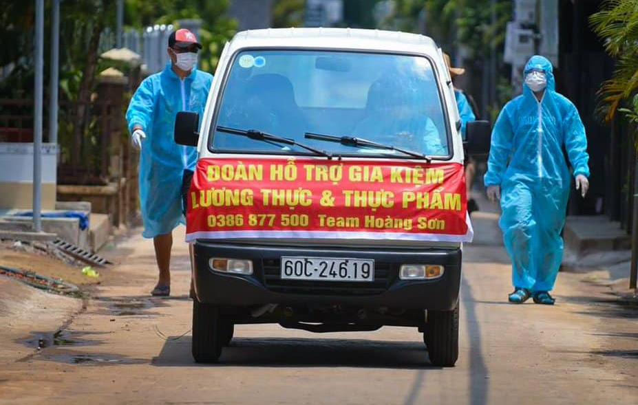 Các chuyến hàng từ thiện chở hàng hóa thiết yếu cung cấp miễn phí cho người dân hoàn cảnh khó khăn.