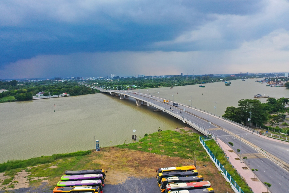 Cầu Đồng Nai bình thường mật độ lưu thông rất lớn, nhưng những ngày này trở nên rộng thênh thang.