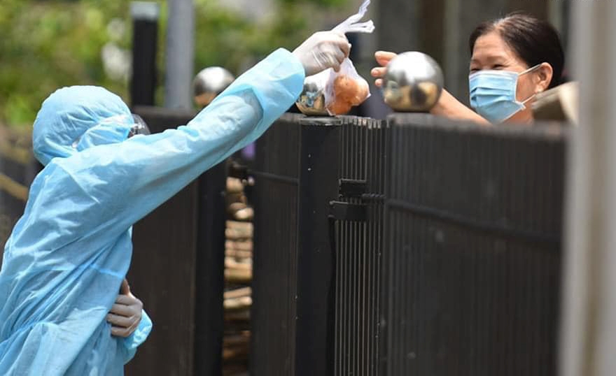 Trao nhau gói quà cũng là trao gửi tình yêu thương và niềm tin chiến thắng.