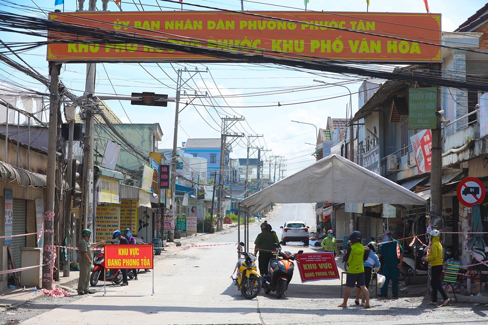 Trong các khu vực phong tỏa, người dân tự giác phối hợp với chính quyền thực hiện nghiêm các quy định.