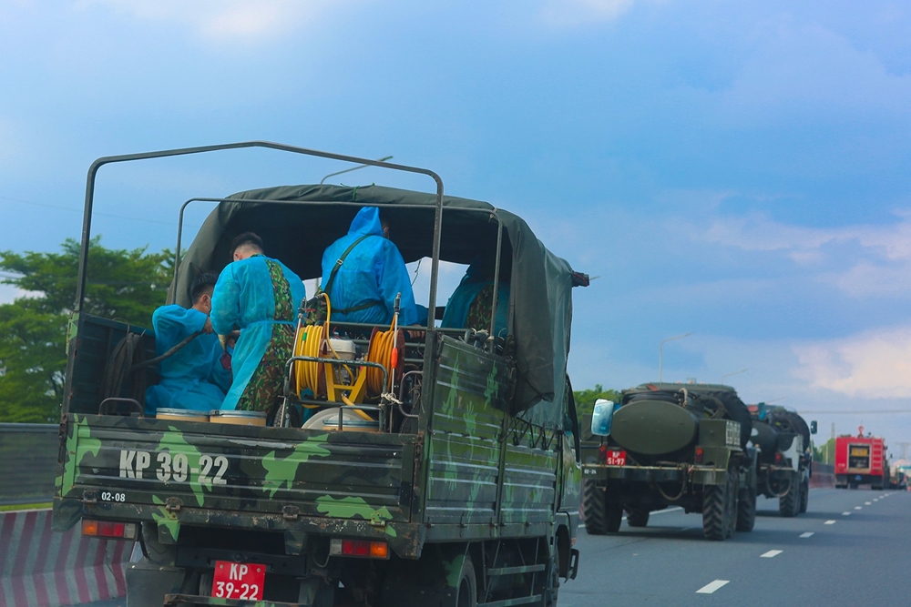 Trong vẻ yên ắng, trầm lặng của phố xá, những chiến sĩ trên tuyến đầu vẫn âm thầm bước vào cuộc chiến chống dịch vô cùng gian nan.