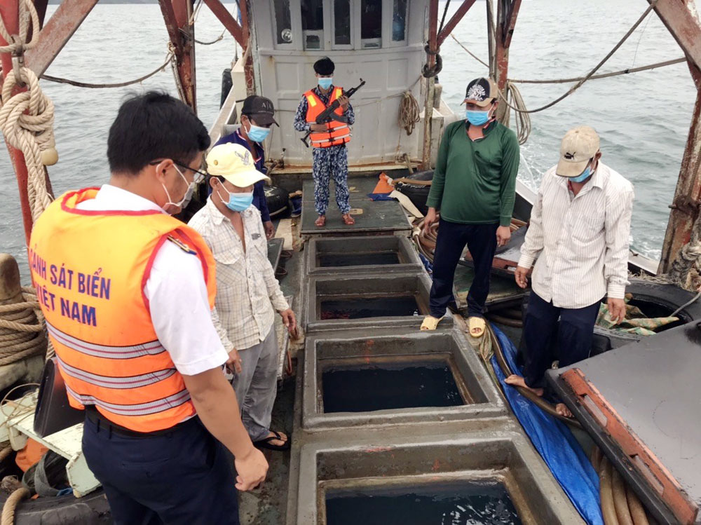 Bắt giữ tàu vận chuyển lượng lớn dầu không rõ nguồn gốc