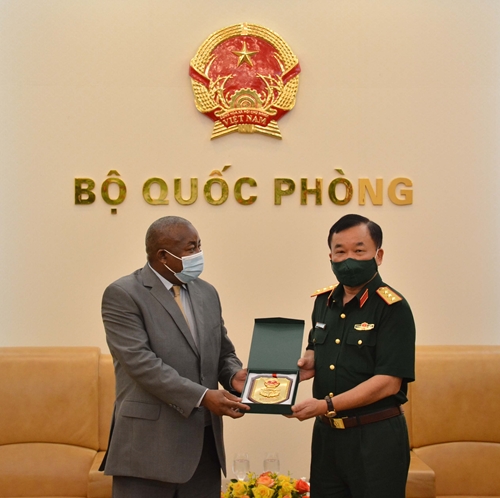 Thượng tướng Hoàng Xuân Chiến tiếp Đại sứ Mozambique tại Việt Nam