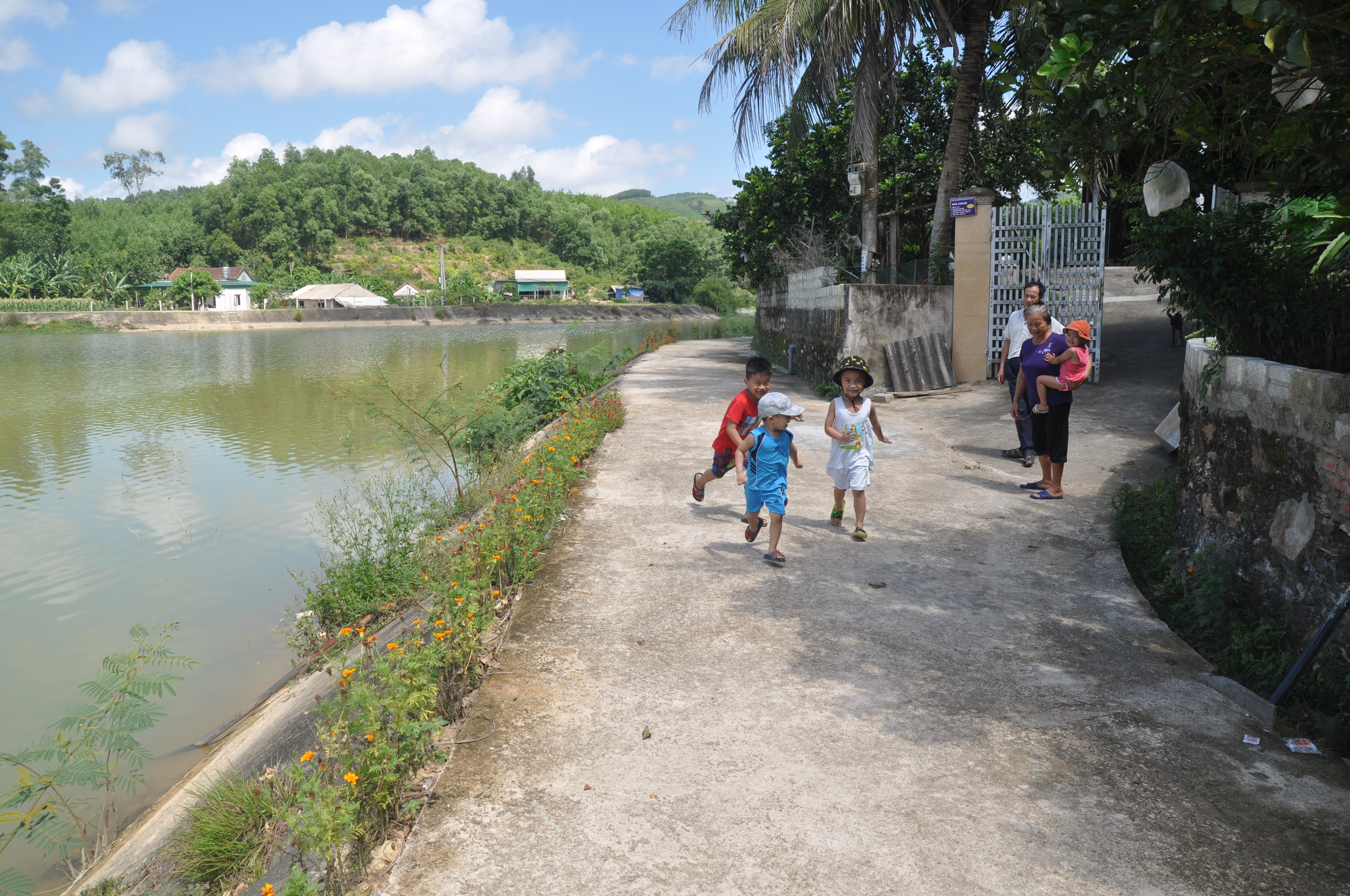 Cần có lan can cho đập Khe Tròn