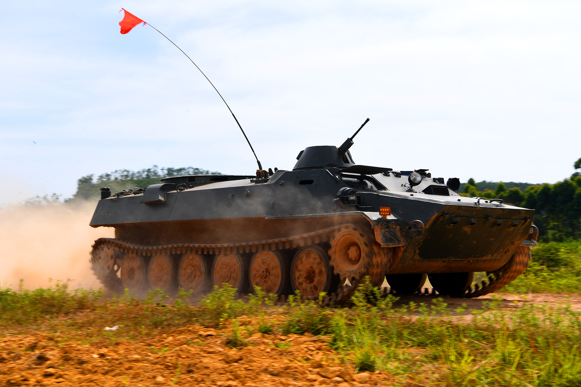 Nhiệt độ trong xe thiết giáp cao hơn gần 2 lần ngoài trời.