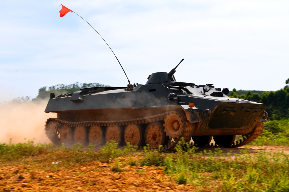 Nhiệt độ trong xe thiết giáp cao hơn gần 2 lần ngoài trời.