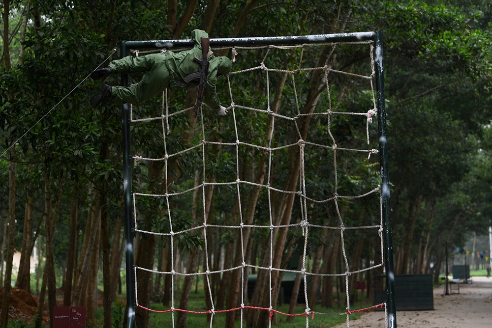 Khi mang mặc bộ khí tài phòng hóa để vượt những vật cản tường lưới cao đòi hỏi sức khỏe dẻo dai của mỗi vận động viên là rất lớn.