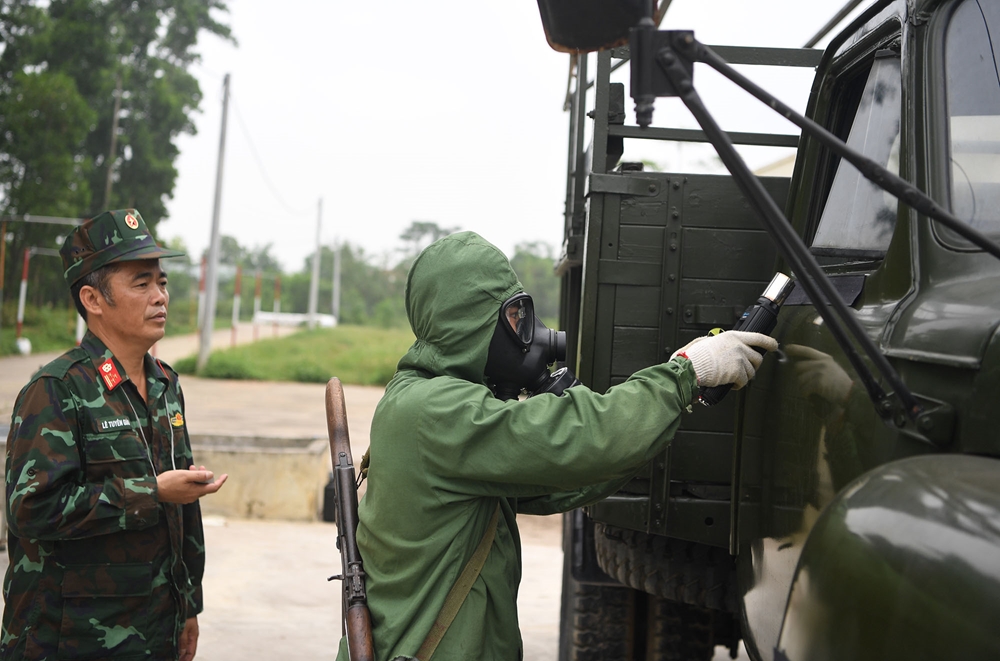 Với sự huấn luyện bài bản, khoa học và có nhiều đổi mới nên thành tích của bộ đội hóa học năm nay có thành tích khá cao. Trong ảnh vận động viên đang rò tìm chất phóng xạ và huấn luyện viên luôn theo sát để tính thời gian cũng như giám sát kỹ thuật chuyên môn.