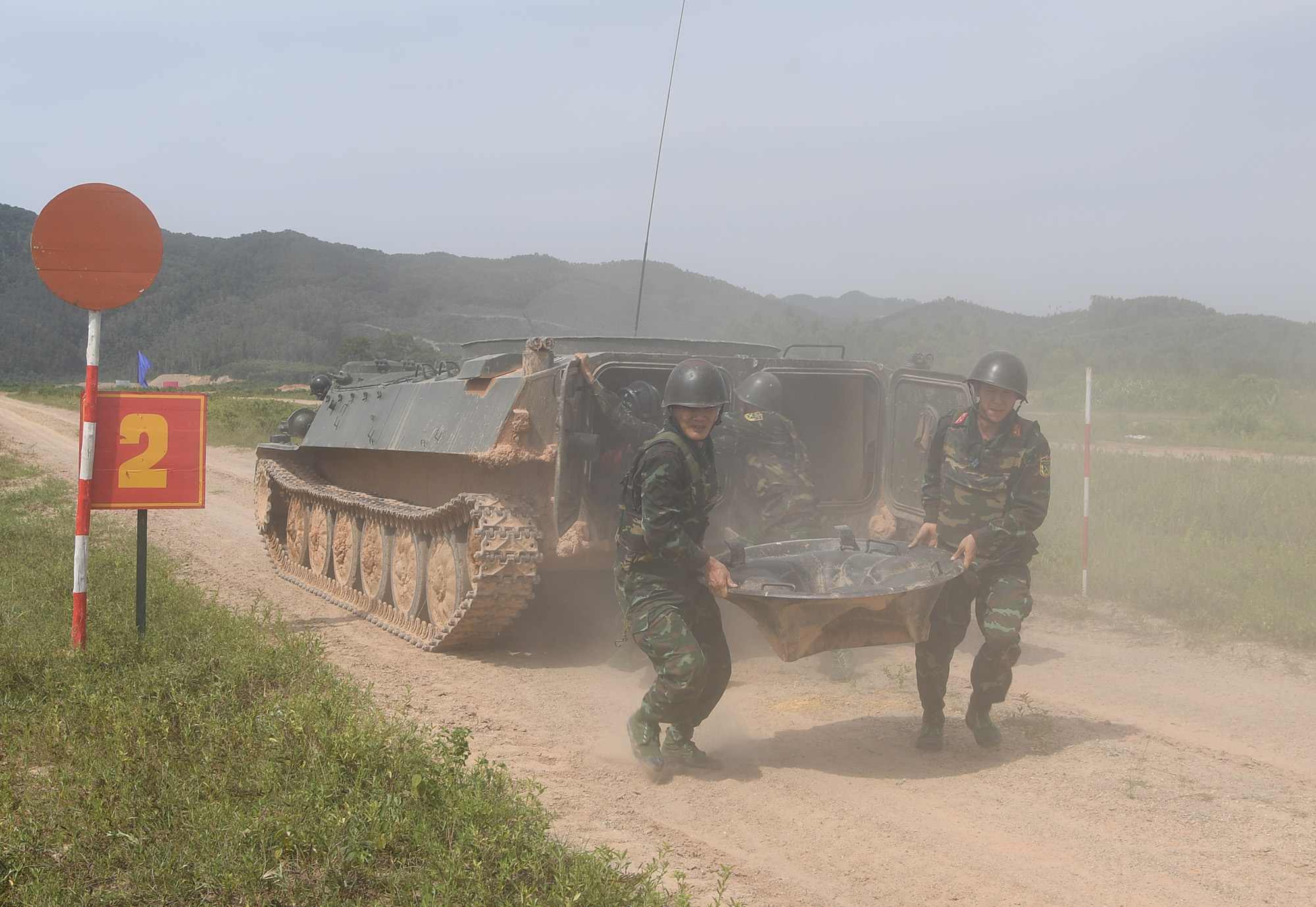 Ngay khi xe đến vị trí bắn súng cối 120mm các vận động viên phải triển khai hỏa lực nặng hơn 260kg bào mòn sức của các thành viên rất lớn.