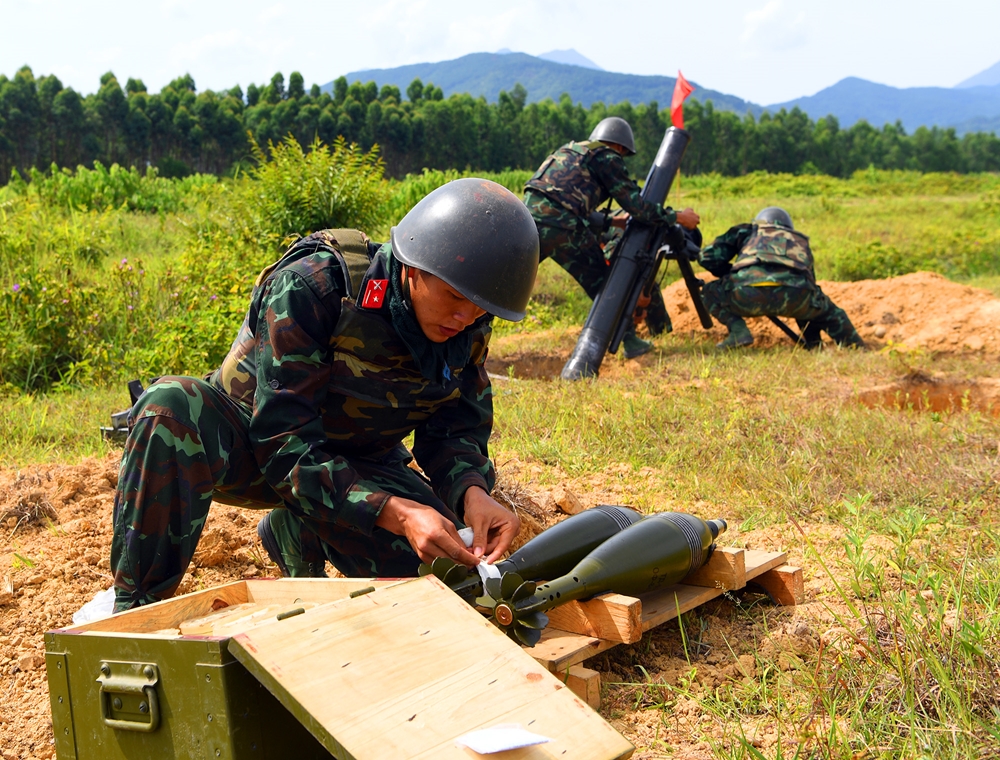 Tại trận địa, mỗi pháo thủ một nhiệm vụ, người buộc liều phóng vào đạn, người triển khai súng cối và lấy tầm ngắm.