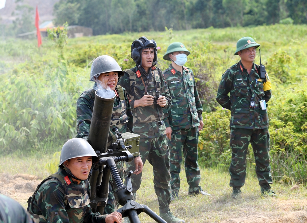 Các pháo thủ và huấn luyện viên hồi hộp chờ đợi kết quả sau mỗi loạt bắn.