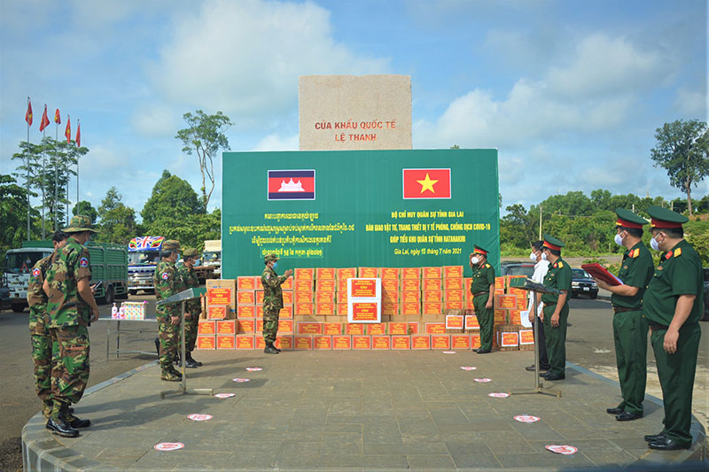 Tặng vật tư y tế hỗ trợ Quân đội Hoàng gia Campuchia trong phòng, chống dịch