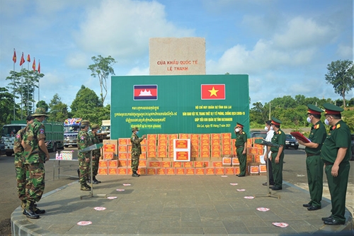 Tặng vật tư y tế hỗ trợ Quân đội Hoàng gia Campuchia trong phòng, chống dịch
