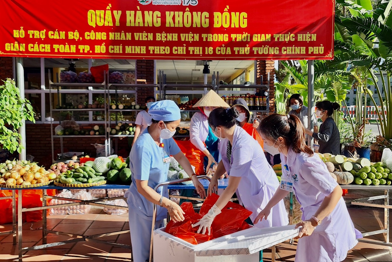 Nghĩa tình đồng đội, đồng nghiệp từ “Quầy hàng 0 đồng” 