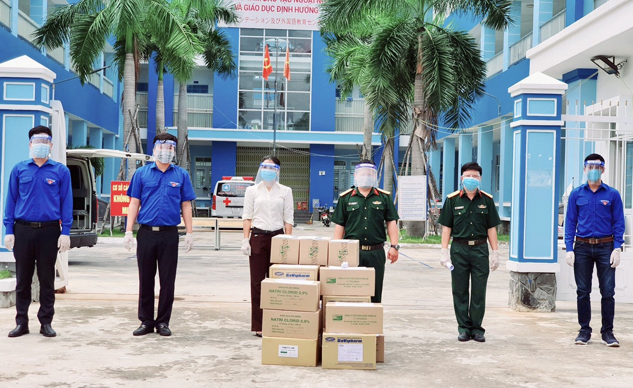 Thăm, tặng quà lực lượng y tế, cán bộ, chiến sĩ tham gia phòng, chống dịch 