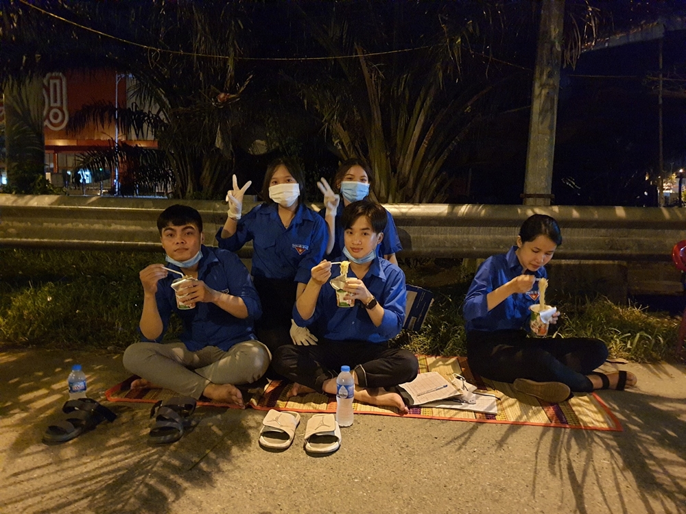 Mì gói, bánh mì… những món ăn đơn giản cũng làm ấm lòng các “chiến binh” khi làm việc xuyên đêm.