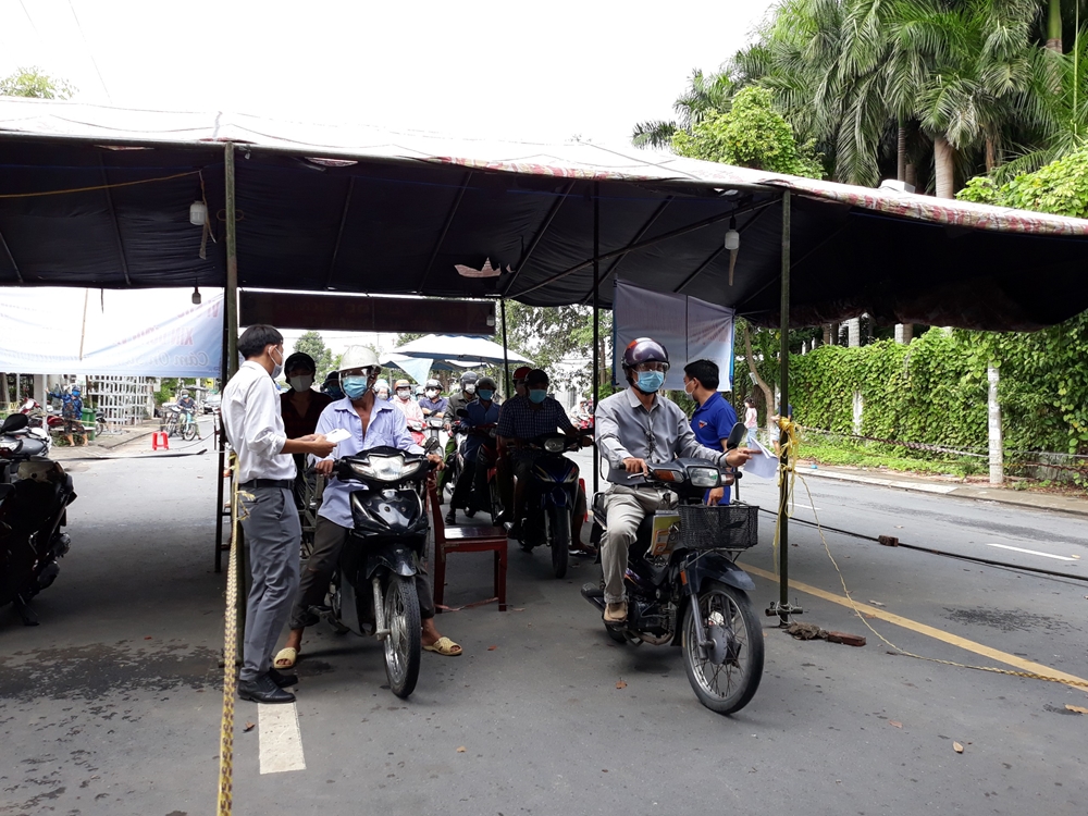 Đoàn viên, thanh niên túc trực tại nhiều khu vực, phụ trách hướng dẫn người dân khai báo y tế.