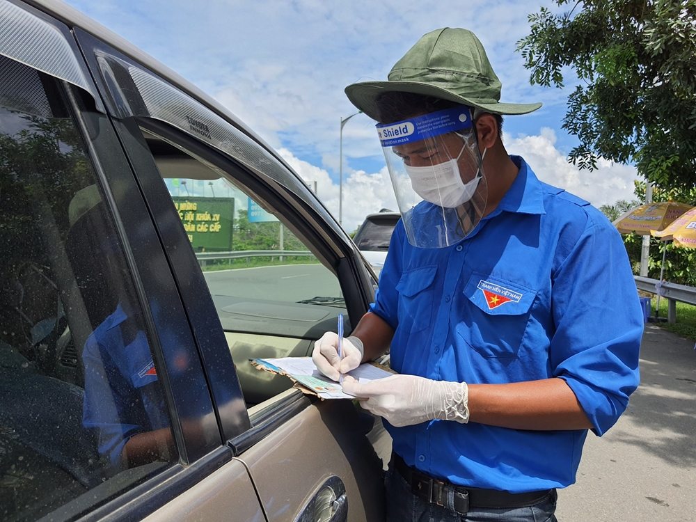 Nắng sớm vẫn còn dễ thở, từ trưa đến xế chiều trời nóng gay gắt đến bức bối, thách thức sức chịu đựng của các bạn trẻ nhưng ai nấy đều hăng say làm việc.