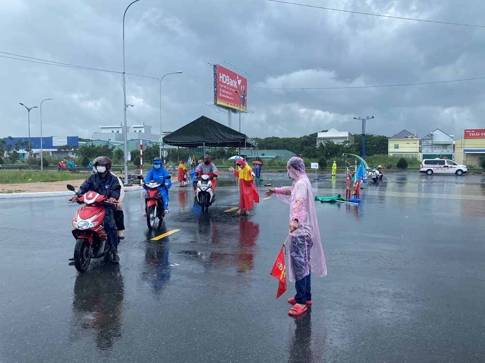 Bất kể ngày nắng hay mưa, các đoàn viên thanh niên vẫn “cháy” hết mình với công việc kiểm soát người và phương tiện qua lại các cửa ngõ.