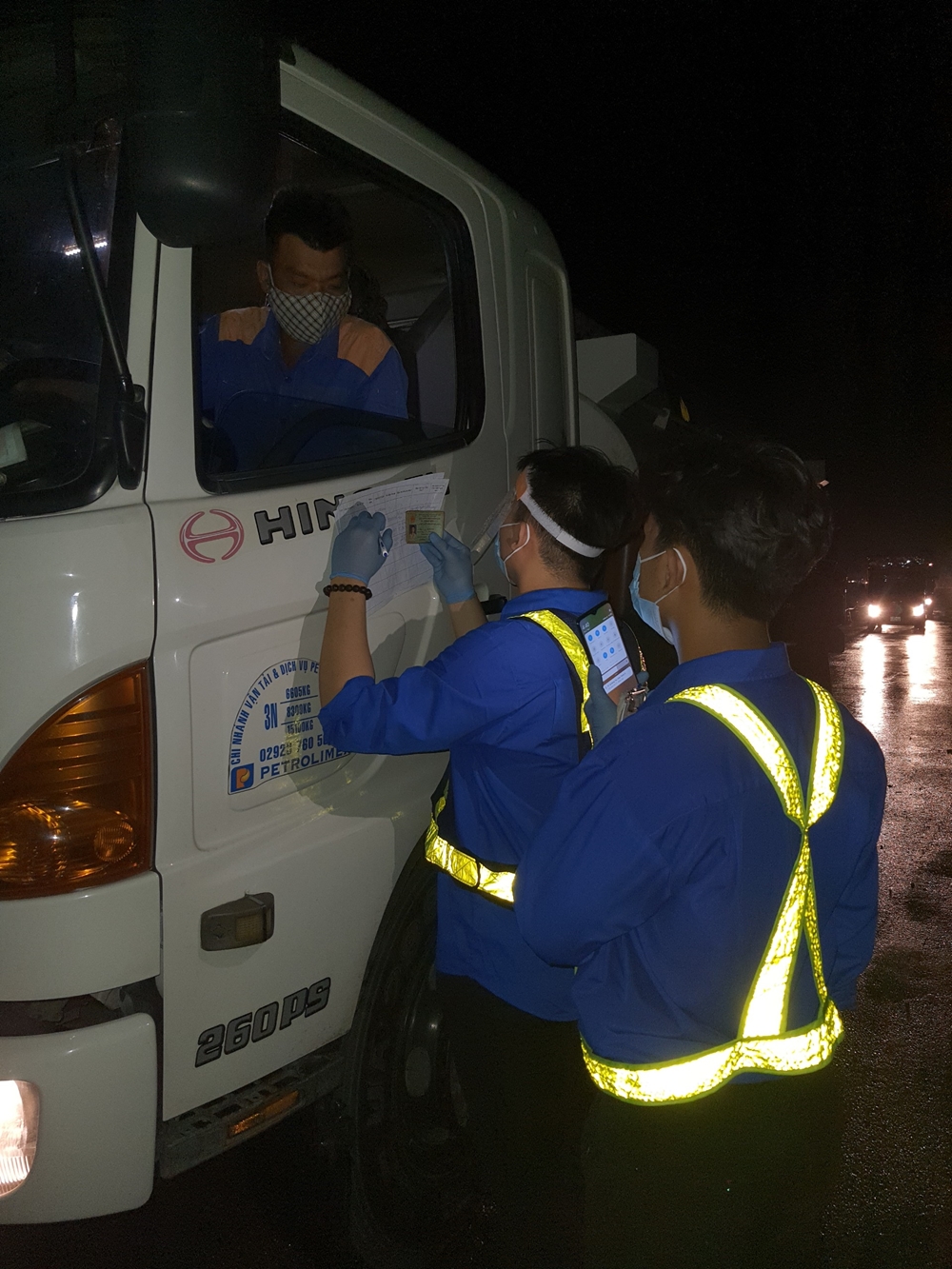 12 giờ đêm, tại chốt GO (lượng xe ô tô từ TP Hồ Chí Minh và các tỉnh, thành phố đổ về), khi nhiều người dân đã say giấc thì ở các điểm kiểm soát phòng, chống dịch Covid-19 trên địa bàn thành phố, lực lượng phòng, chống dịch vẫn hối hả ghi nhận thông tin của người, phương tiện qua các chốt, ngăn Covid-19 xâm nhập vào thành phố.