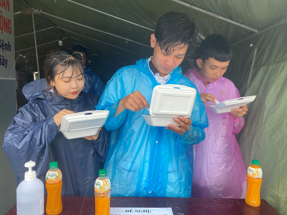 Lưu lượng xe đông nên việc ăn nghỉ của các bạn không còn theo giờ giấc. Khi được hỏi về chuyện ăn uống, ngủ nghỉ nhiều bạn cười cho biết: “Tụi em không có nghỉ trưa mà chỉ tranh thủ một ít thời gian để ăn trưa rồi trở lại làm việc ngay. Bữa ăn cũng hay bị gián đoạn lắm. Thế nên chuyện ăn trễ là hết sức bình thường”.