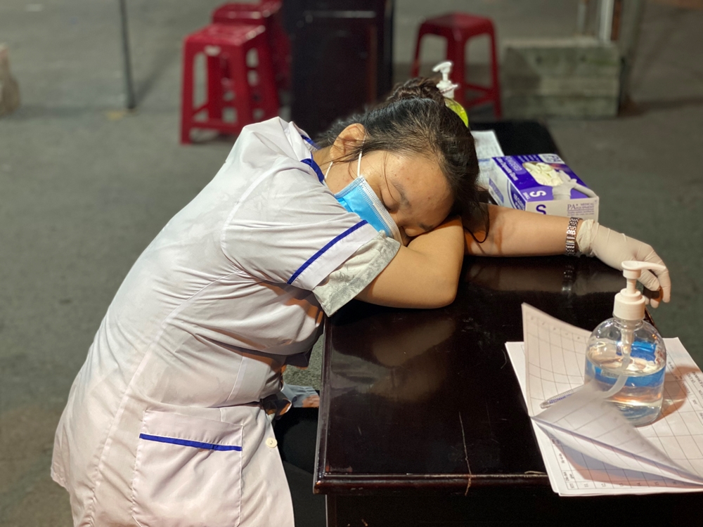 Tranh thủ thời gian vắng người các bạn trẻ ngủ vội để có thêm sức lực cho ca làm việc tiếp theo.