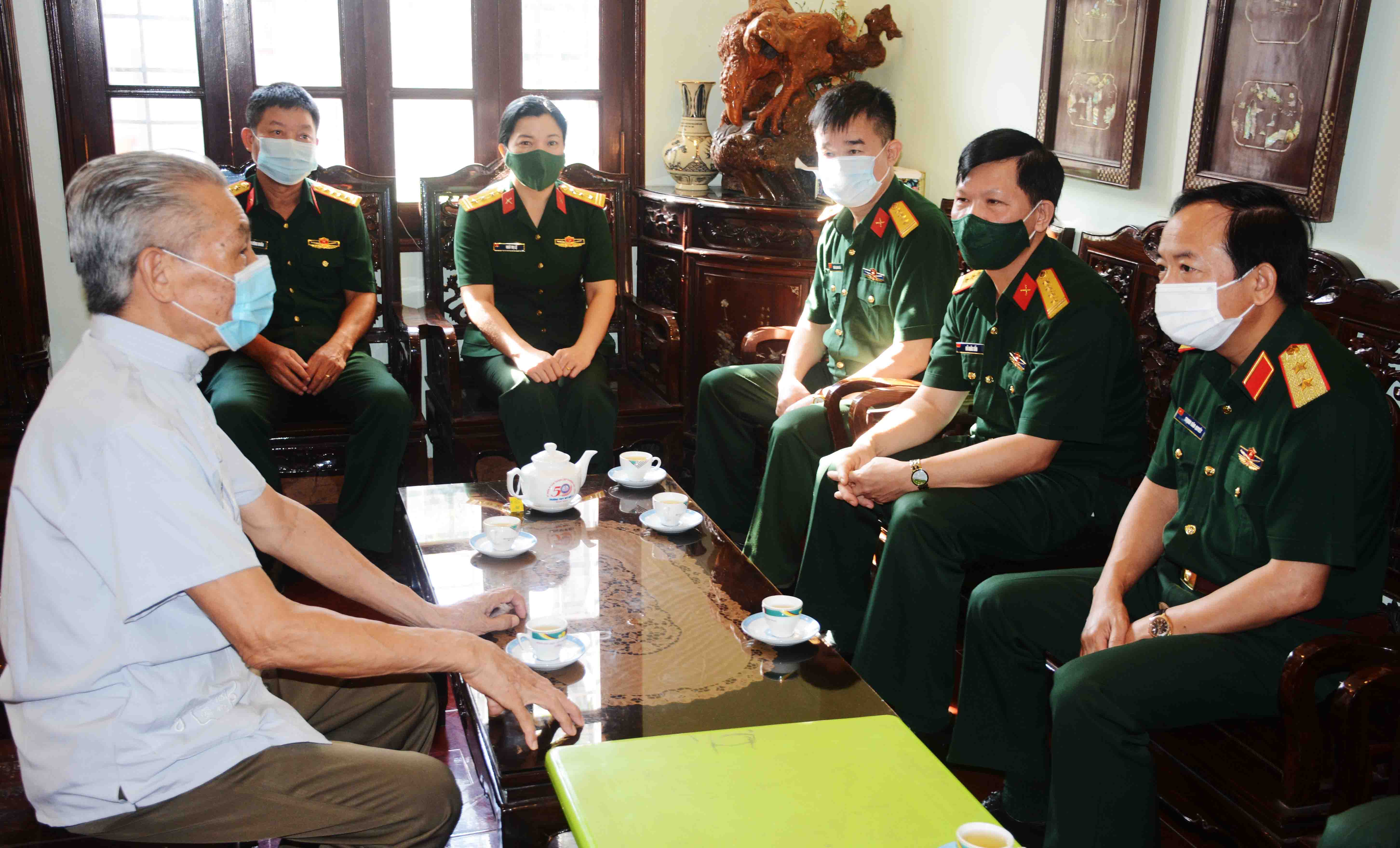 Trung tướng Trịnh Văn Quyết thăm gia đình chính sách 