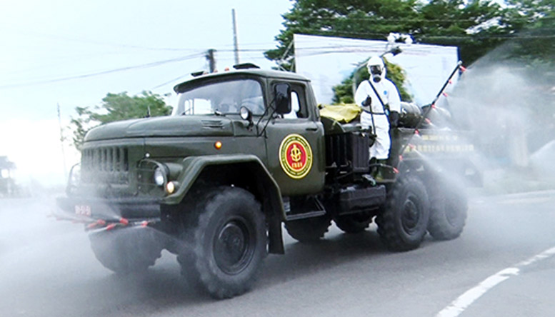 Bộ đội phòng hóa phun thuốc khử khuẩn tại Đồng Nai