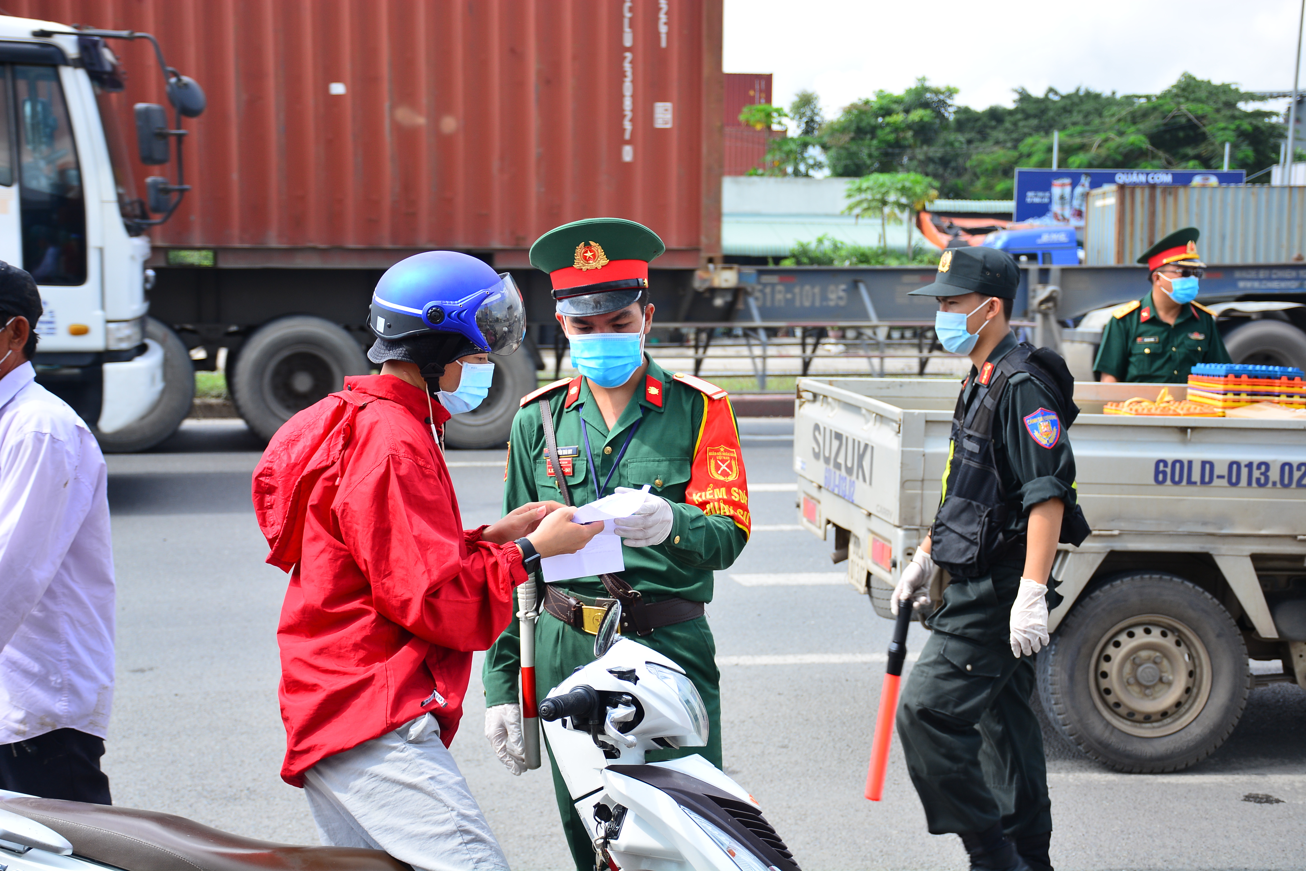 Siết chặt phòng dịch từ cửa ngõ đến trung tâm