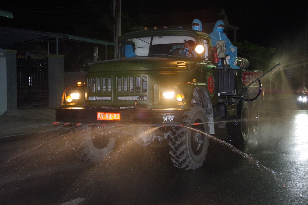 Sư đoàn 2 (Quân khu 5) tham gia phun hóa chất khử trùng, tiêu độc tại Gia Lai