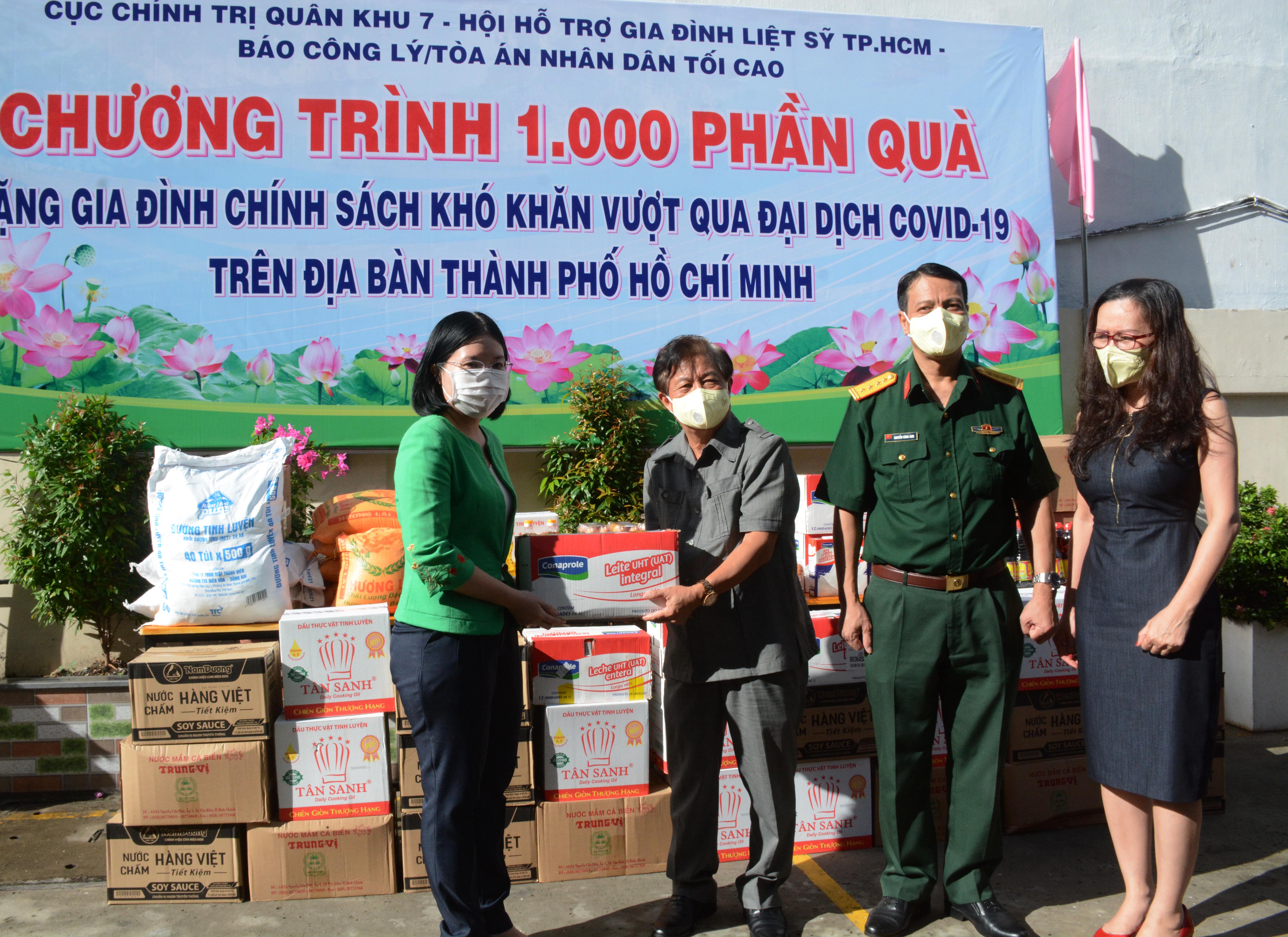 Chăm lo gia đình chính sách vùng tâm dịch