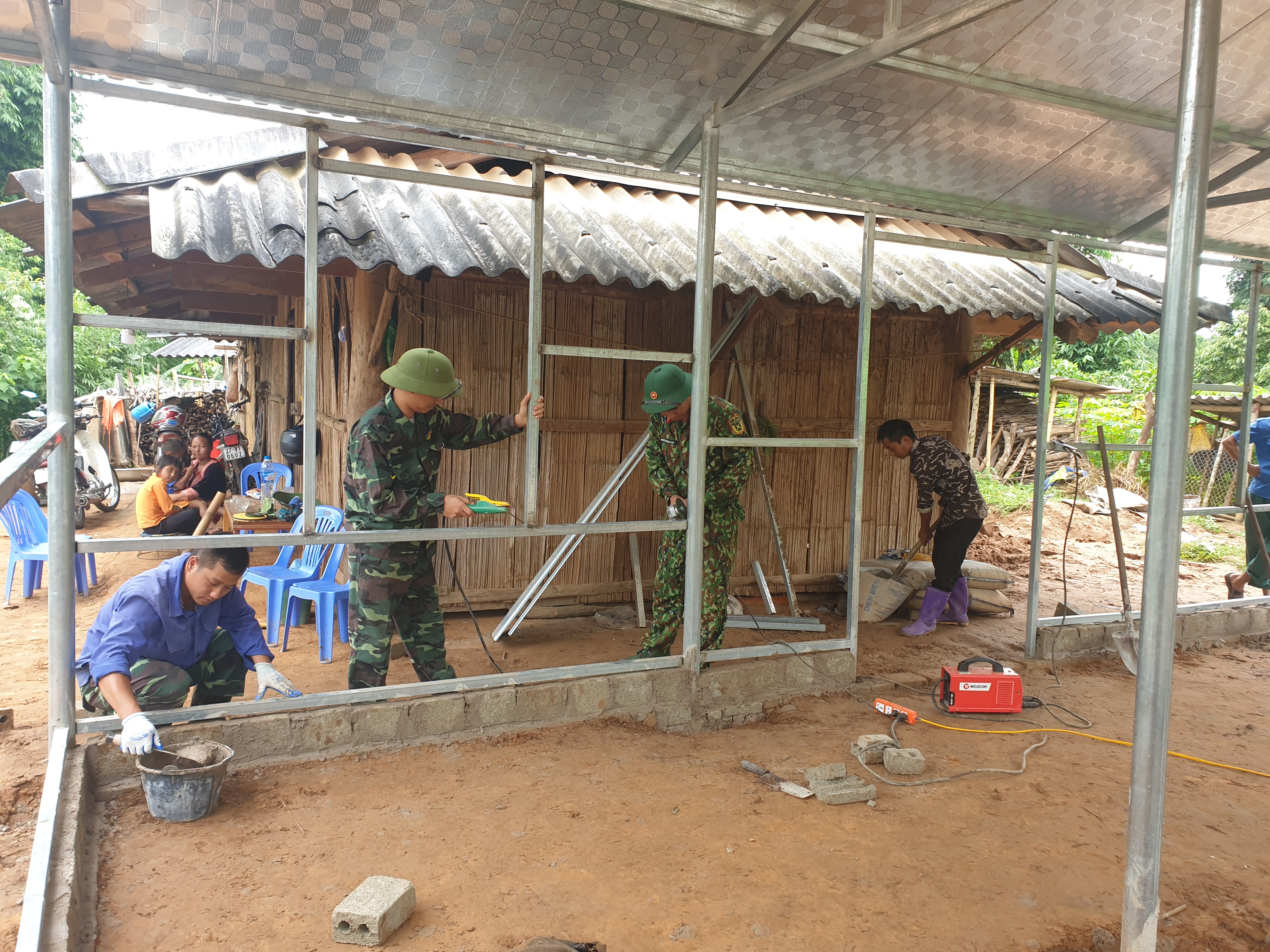 Giúp dân làm nhà mới ở Nậm Pồ