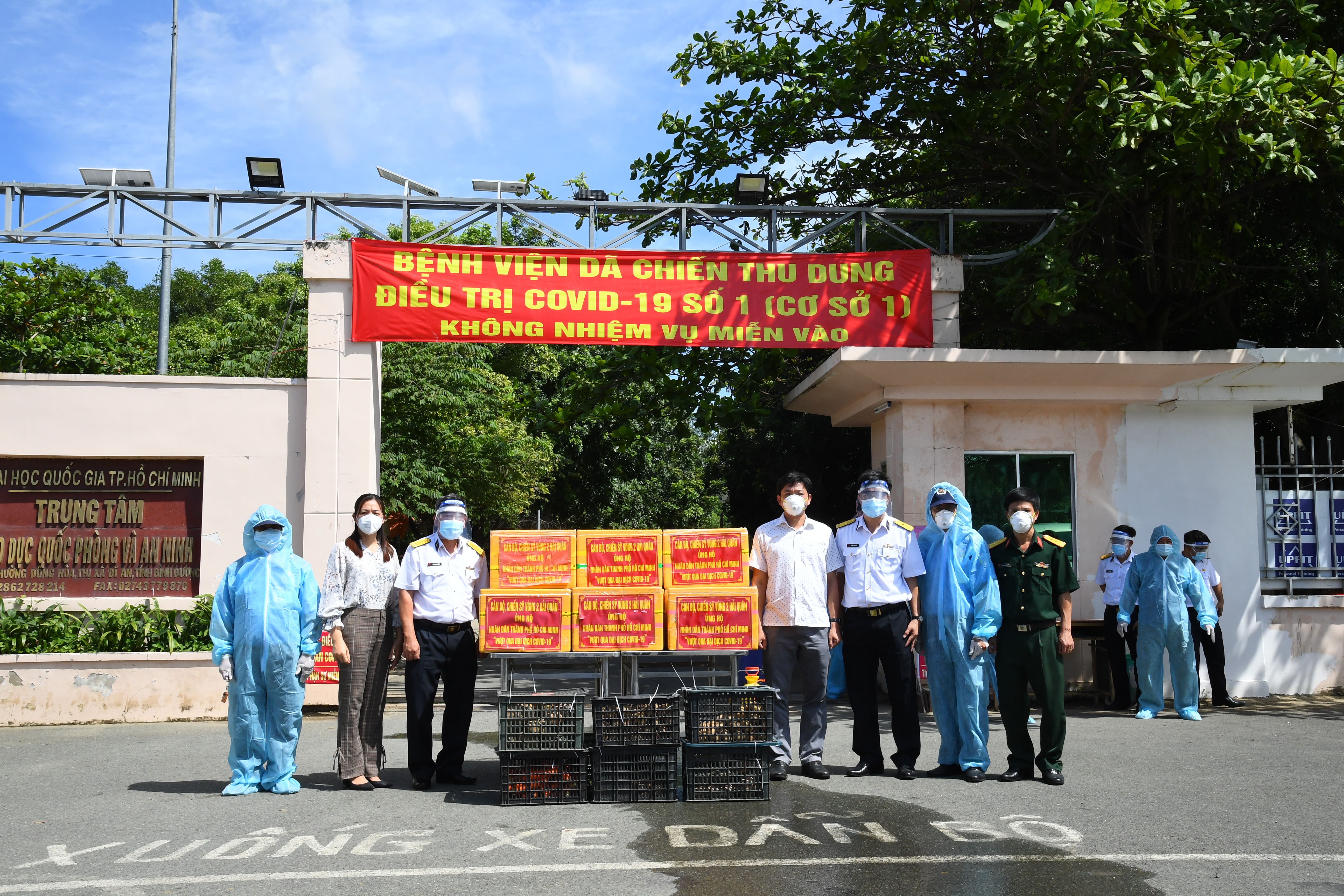 Vùng 2 Hải quân trao tặng thực phẩm Bệnh viện Dã chiến thu dung điều trị Covid-19 số 1

