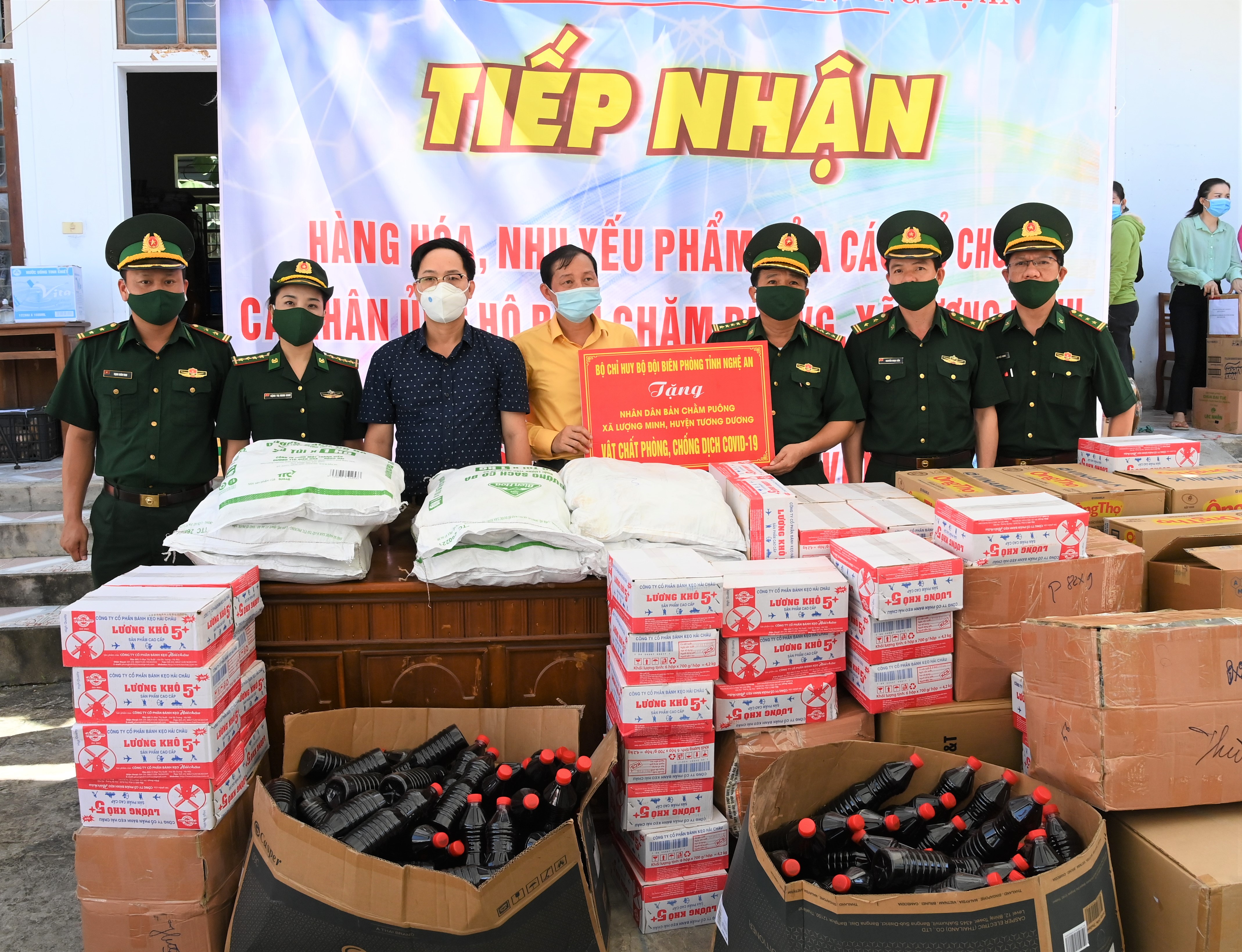 Hỗ trợ vật chất, nhu yếu phẩm phòng, chống dịch cho nhân dân bản Chằm Puông

