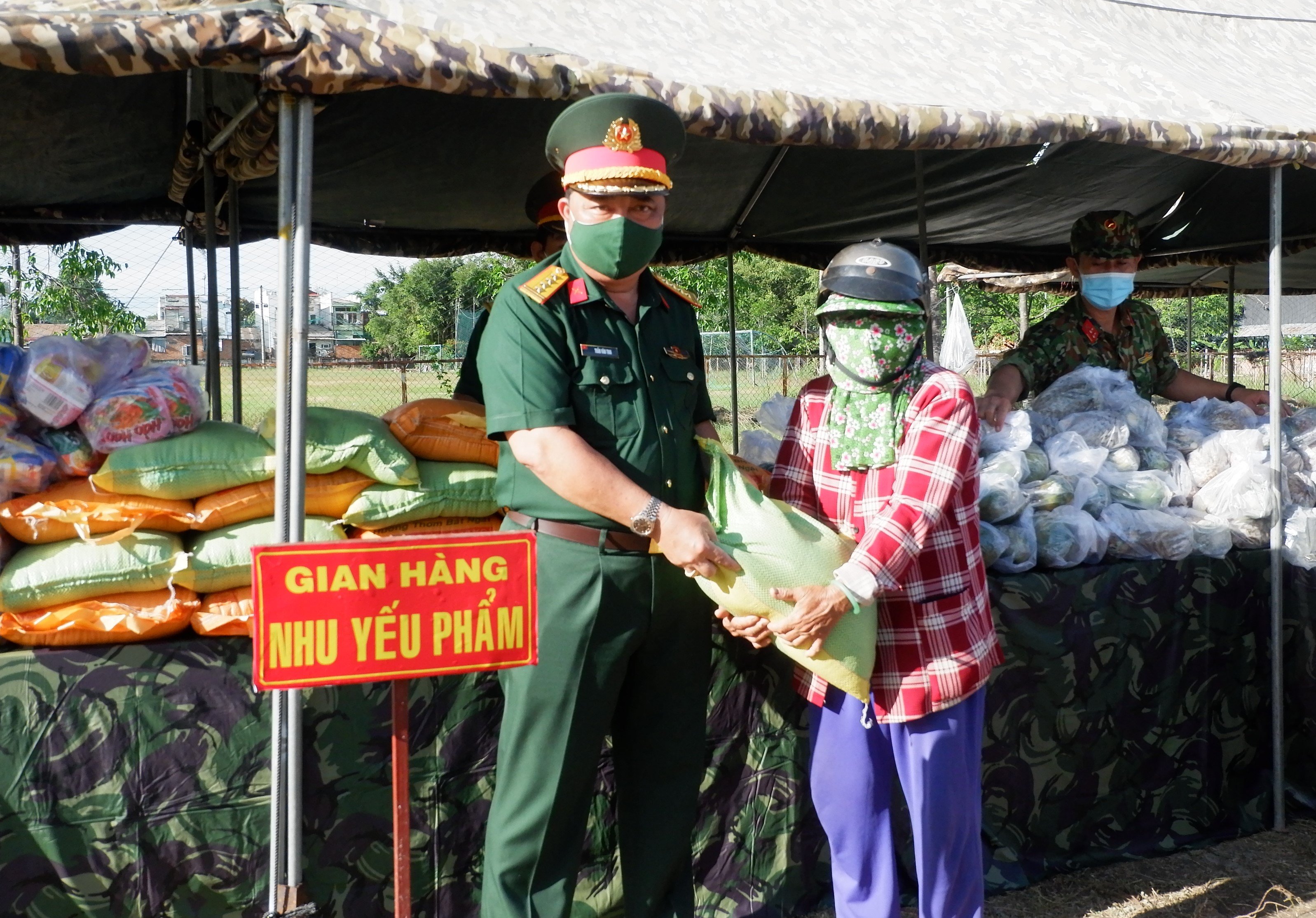 “Phiên chợ 0 đồng” đến với nhân dân các khu vực khó khăn do dịch bệnh

