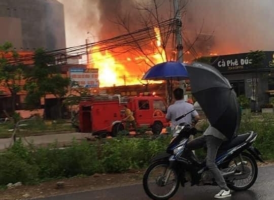 Bắc Giang: Cháy lớn thiêu rụi 3 nhà hàng ở huyện Việt Yên